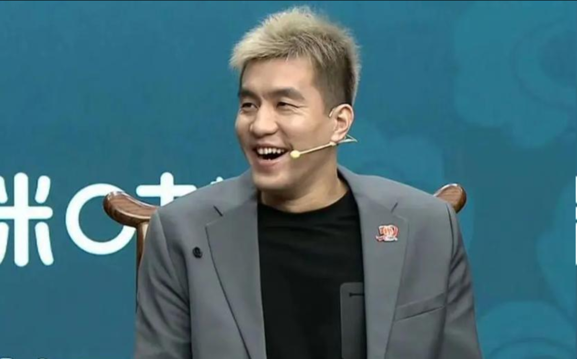 明明有合同在身，郭艾伦不去支持广州，却去解说辽宁比赛赚外快？